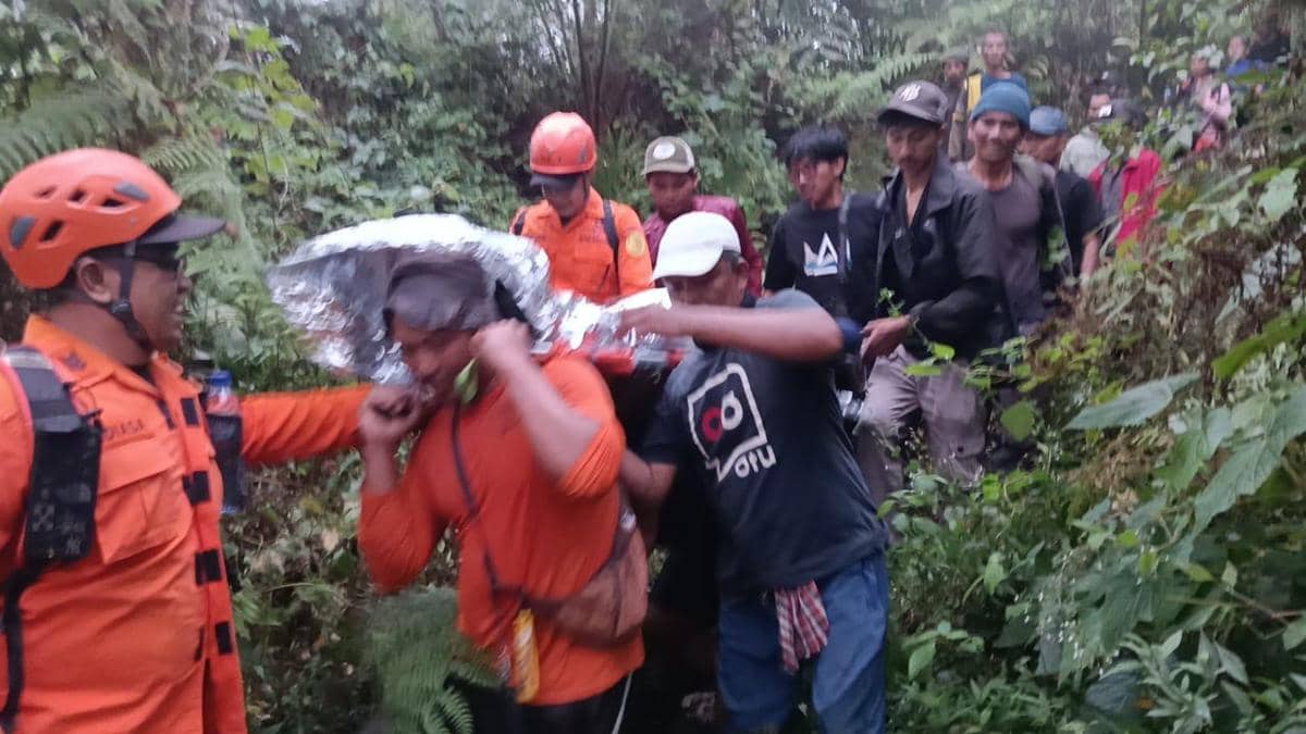 Tim SAR Evakuasi Pendaki Pingsan di Gunung Agung