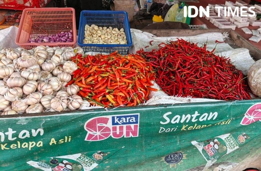 Pedagang bawang dan cabai di Pasar Randik.