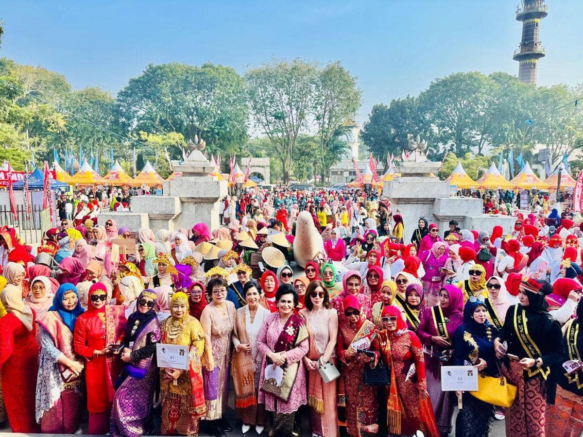 Parade Kebaya Songket di Palembang Pecahkan Rekor MURI