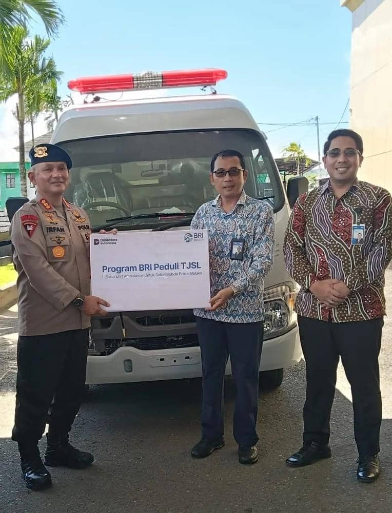 BRI Peduli Serahkan Mobil Ambulans untuk Satbrimob Polda Maluku
