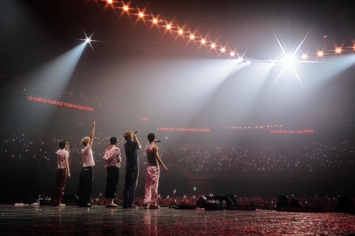 CORTIS di konser PUT YOUR PHONE DOWN (x.com/cortis_bighit)