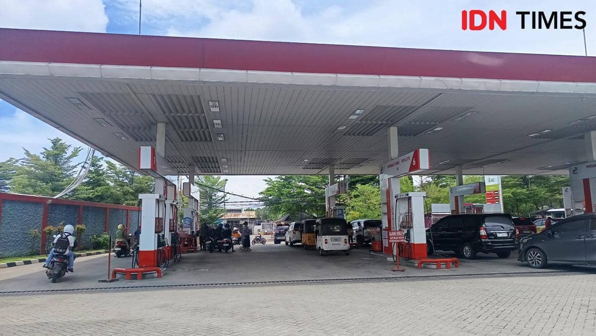 Ilustrasi antrean BBM solar di Kota Makassar. IDN Times/Ashrawi Muin