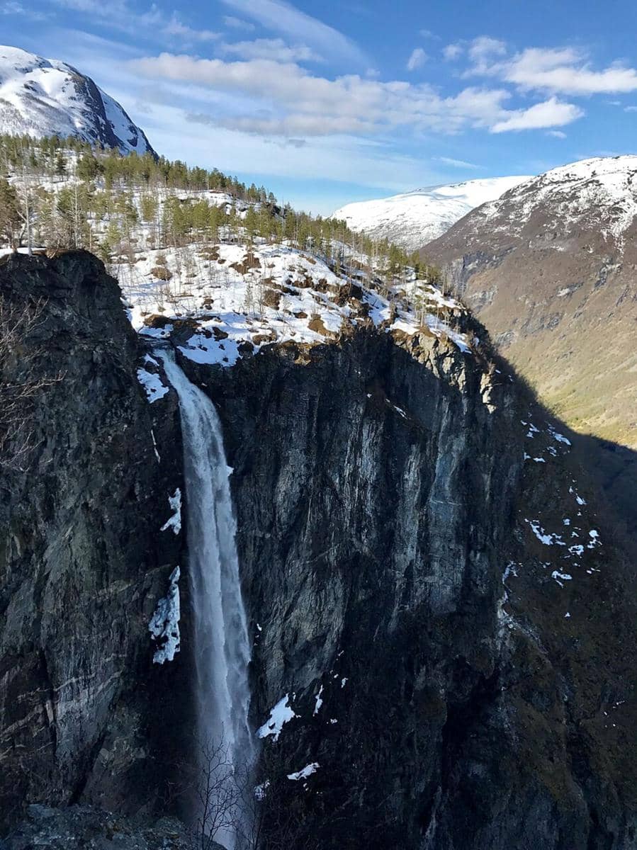 potret air terjun Vettisfossen yang merupakan air terjun aliran bebas tertinggi di Norwegia