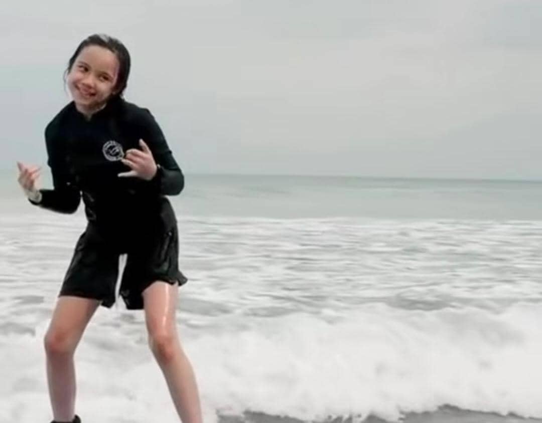Gempi belanjar main selancar