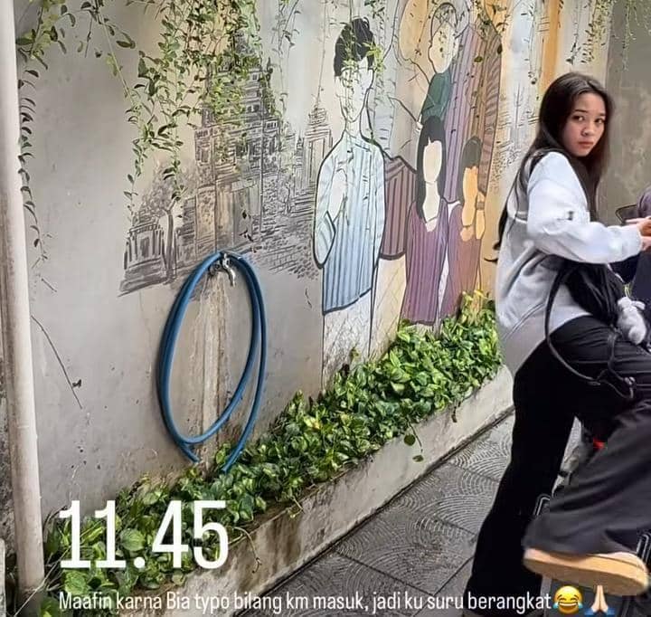 Sybil berangkat sekolah setelah nonton piala dunia