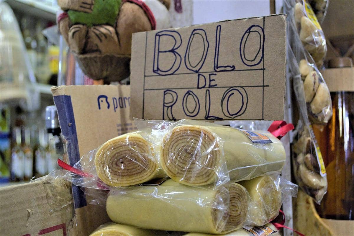 Ilustrasi bolo de rolo, kue gulung khas Brasil dengan lapisan tipis bolu dan isian selai jambu merah.