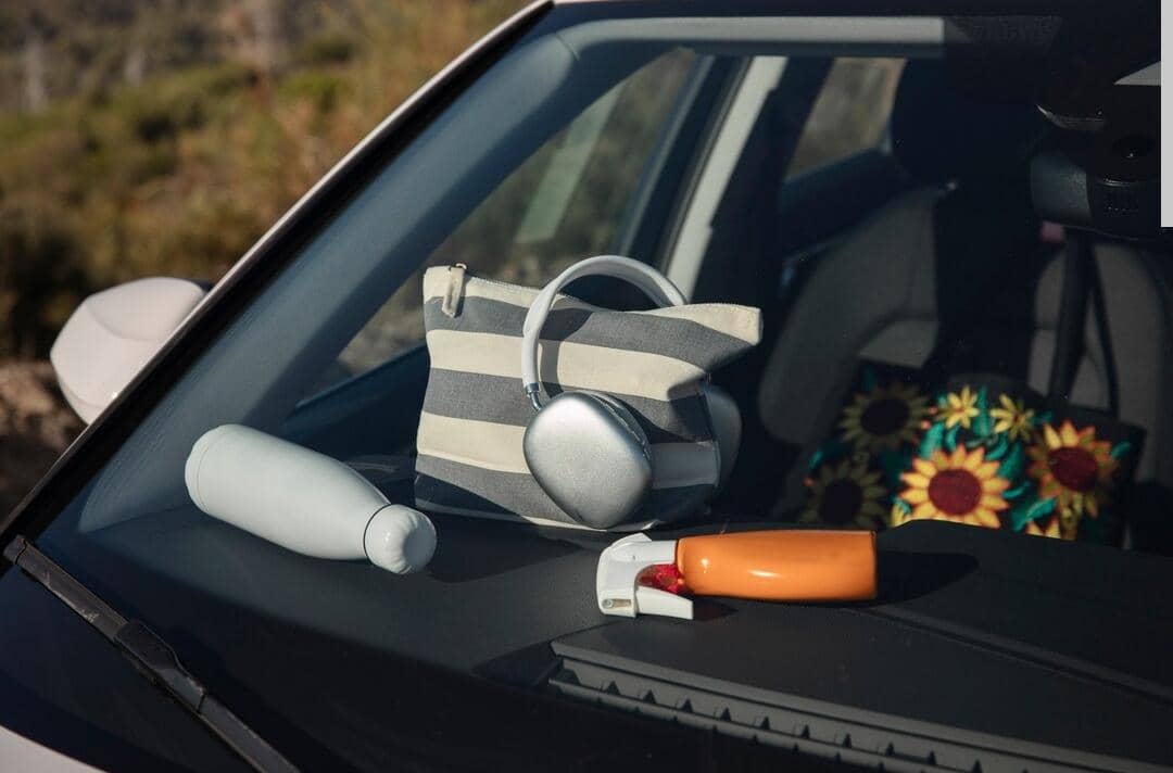 ilustrasi barang di dashboard mobil