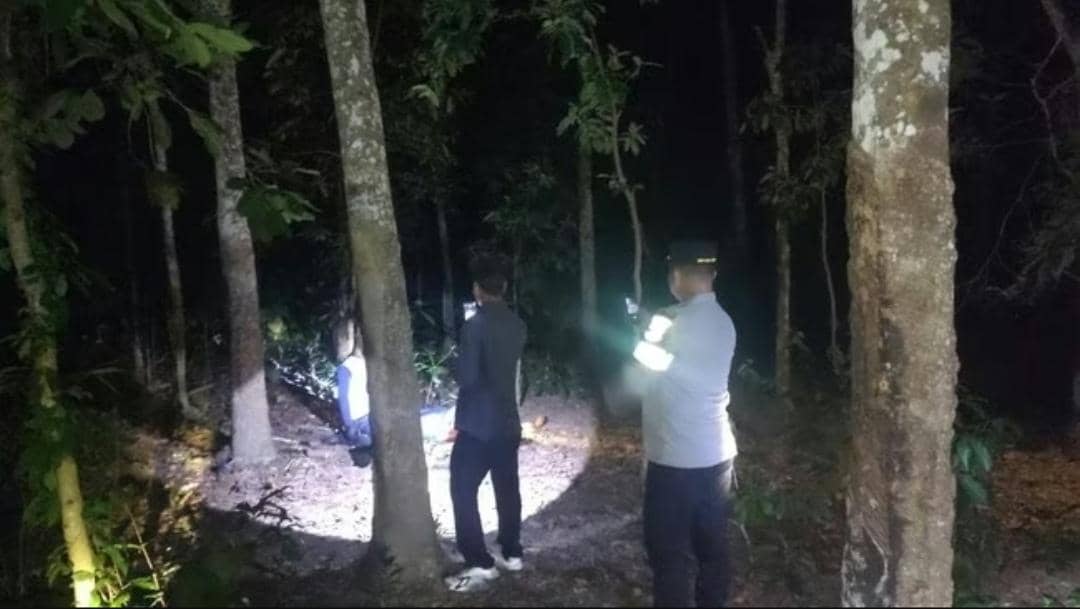 Polisi melakukan olah TKP penemuan mayat pasutri di kebun karet.