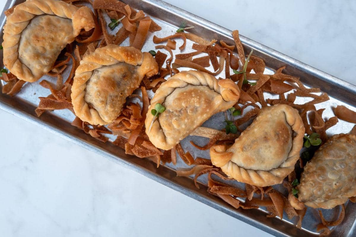 https://www.pexels.com/photo/delicious-freshly-baked-empanadas-on-tray-30168777/