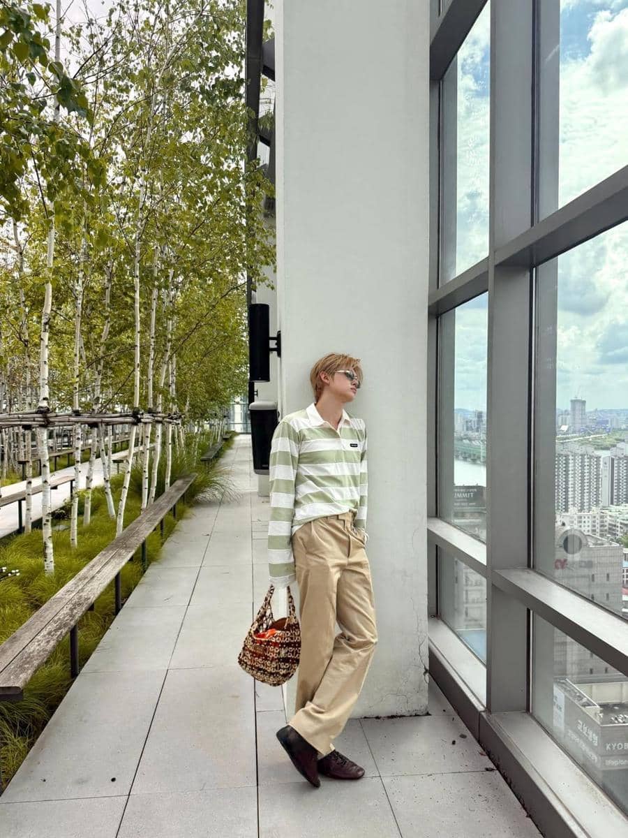Outfit Yeonjun TXT dengan teknik tuck-in yang stylish