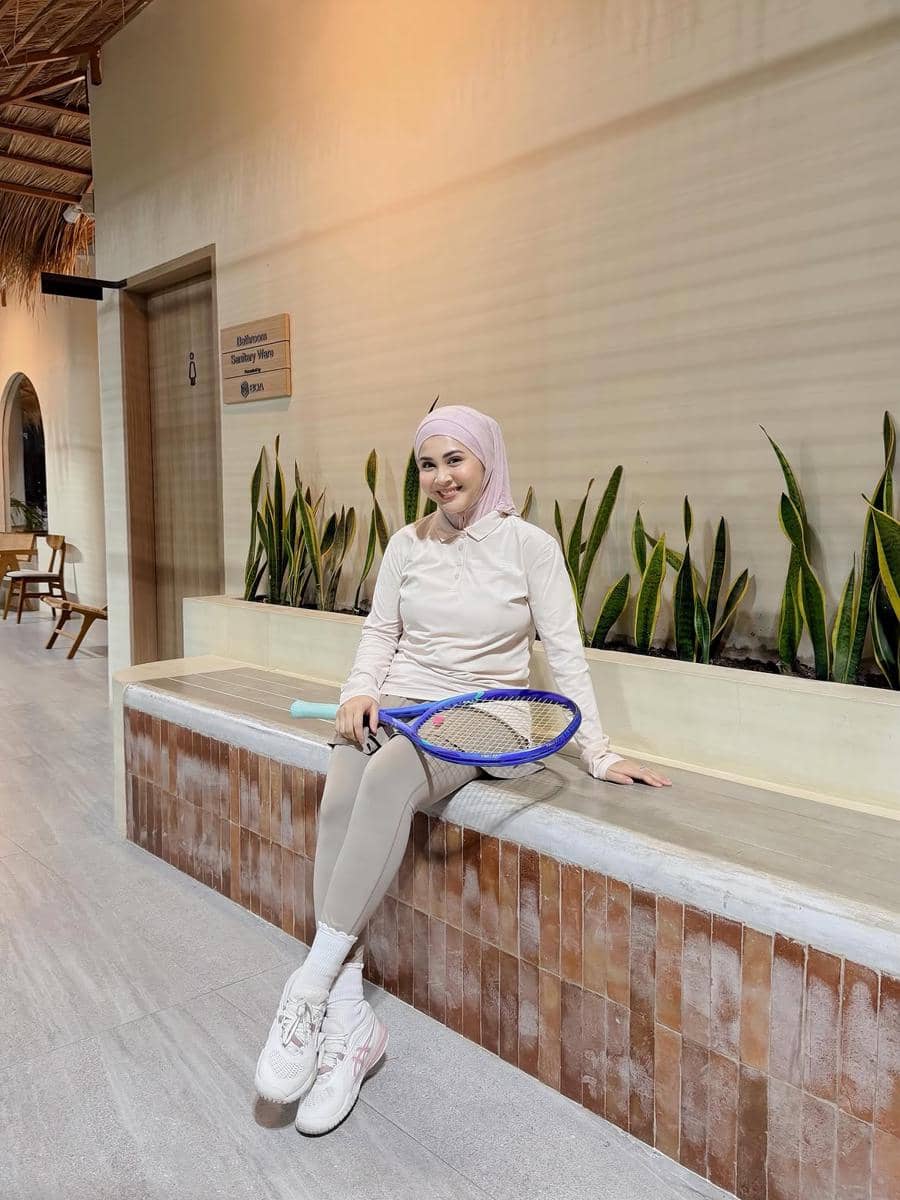 outfit tenis hijab friendly ala Kesha Ratuliu