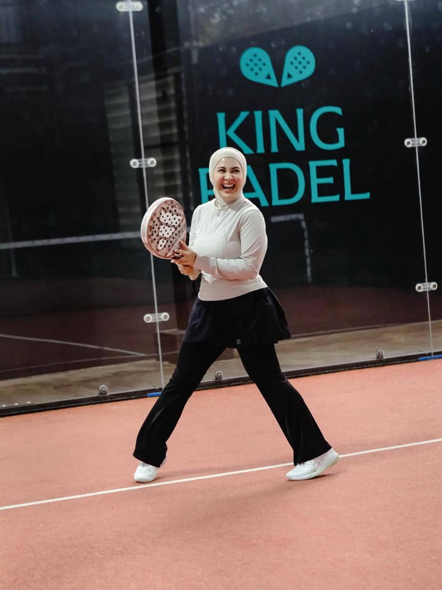 outfit tenis hijab friendly ala Kesha Ratuliu