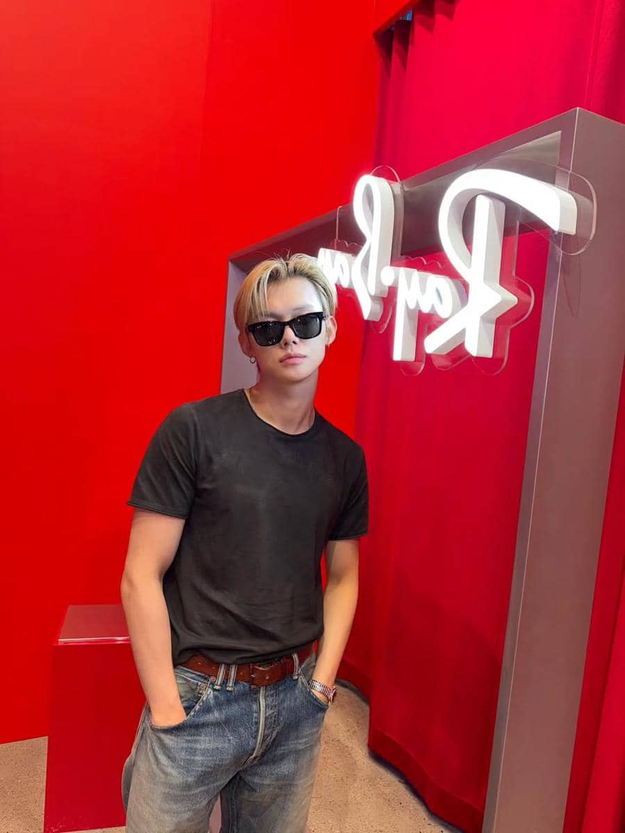 Gaya Yeonjun TXT dengan teknik tuck-in yang stylish