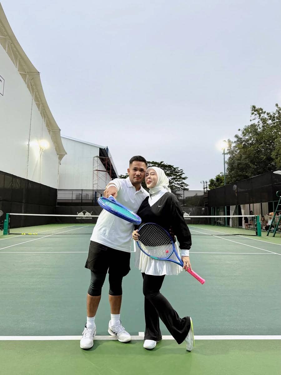 outfit tenis hijab friendly ala Kesha Ratuliu