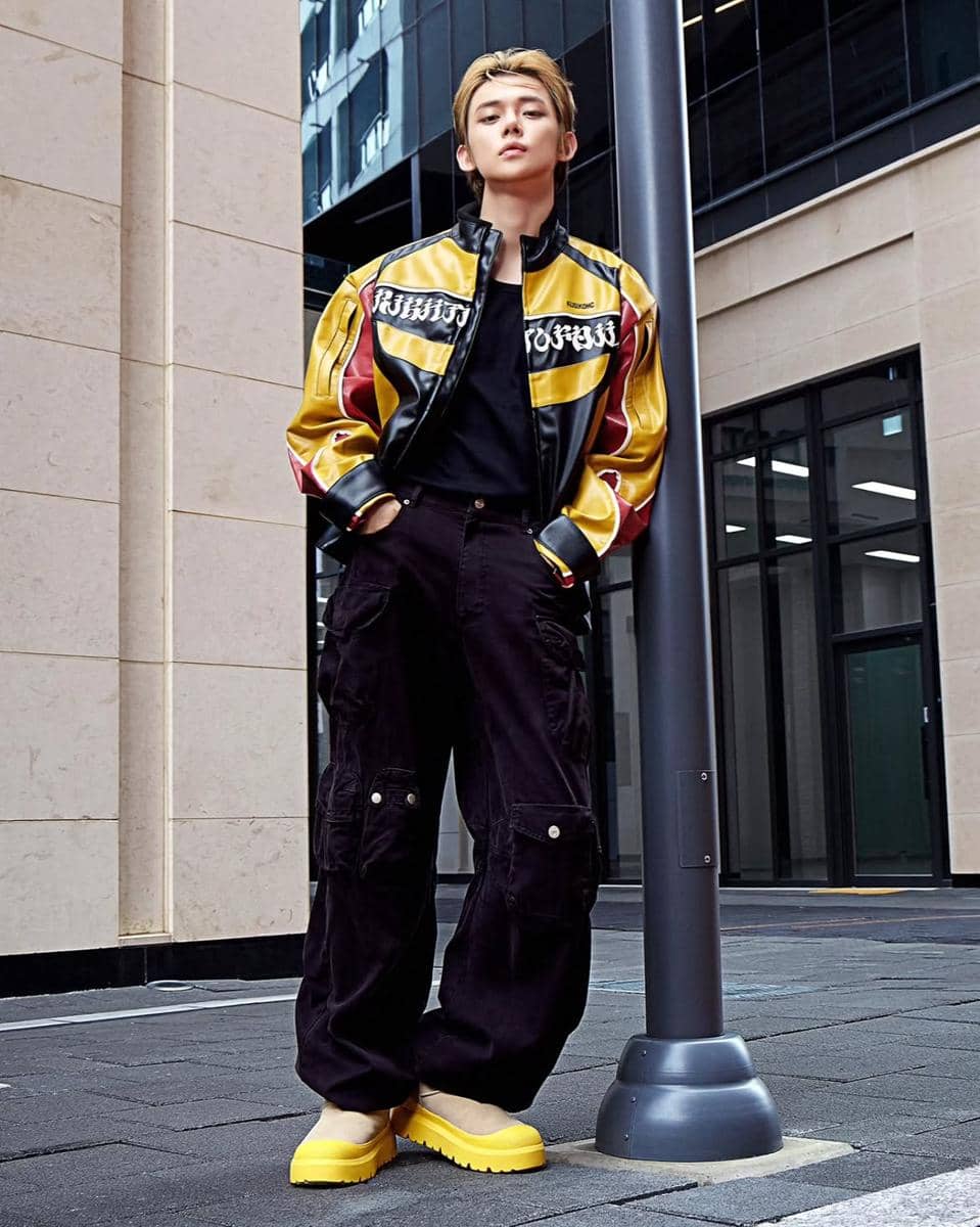 Mix and match Yeonjun TXT dengan teknik tuck-in yang stylish