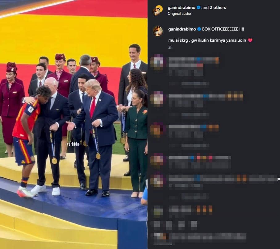 Seorang pemain sepak bola menerima medali di podium upacara penghargaan final Piala Dunia 2026 dengan latar bendera besar berwarna merah dan kuning.