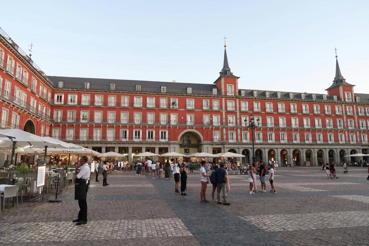 ilustrasi suasana di Plaza Mayor