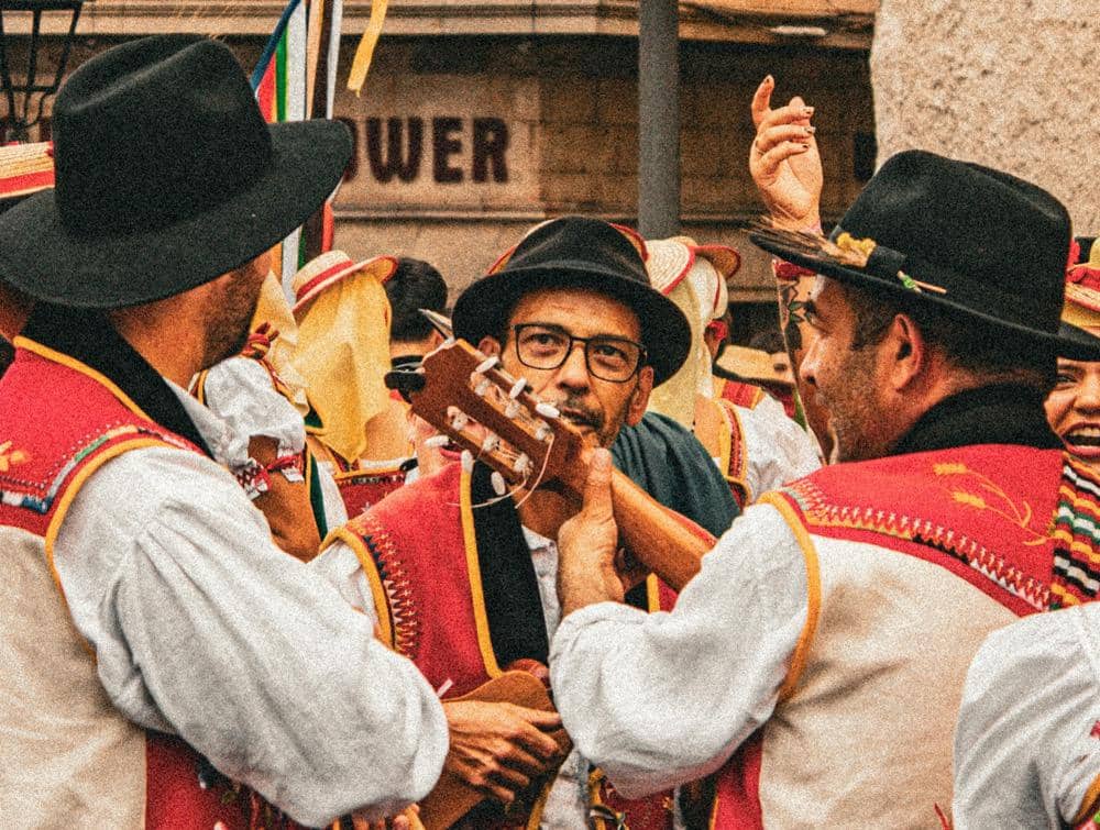 ilustrasi sekelompok pria bermain musik di Madrid