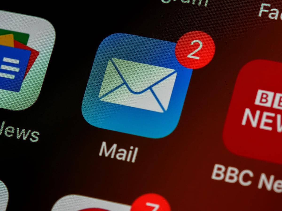 Ilustrasi aplikasi email di smartphone