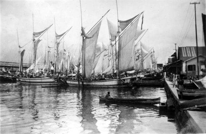 Suasana pelabuhan Makassar pada awal abad ke-20.