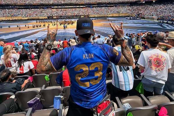 Momen Ganindra Bimo Nonton Langsun Final Piala Dunia 2026, Pakai Jersey Persib