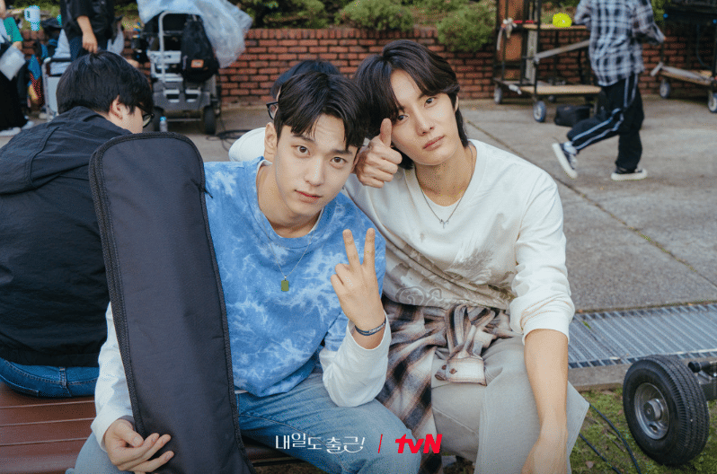 Han Tae Ha dan Choi Kyung Hoon di drama See You at Work Tomorrow!