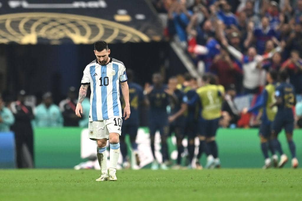 Lionel Messi berjabat tangan dengan Ferran Torres setelah final Piala Dunia 2026.
