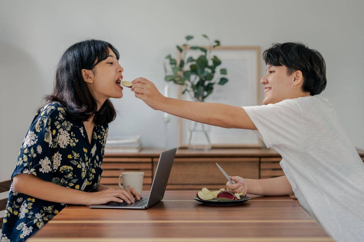 Ilustrasi perempuan meminta makanan temannya