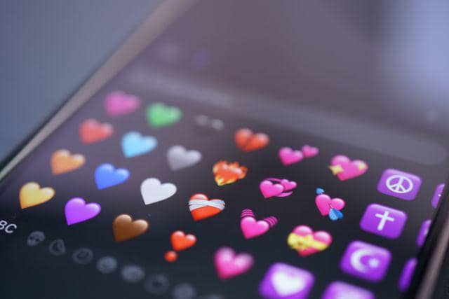 Ilustrasi emoji cinta