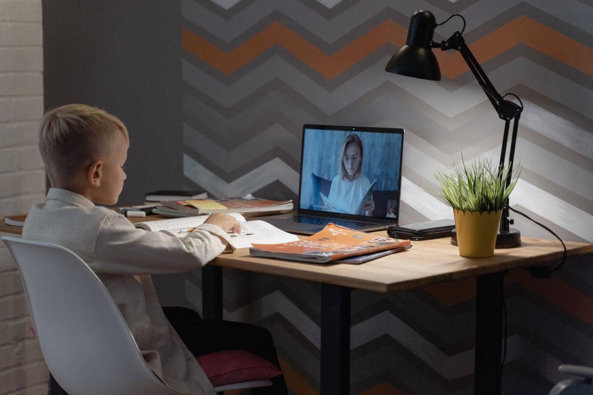 ilustrasi screen time anak