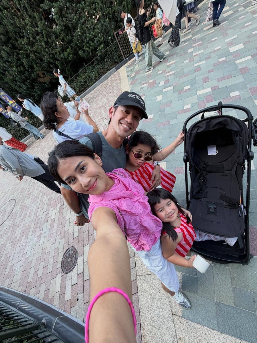 Keluarga Gya Sadiqah liburan di Disneyland Shanghai