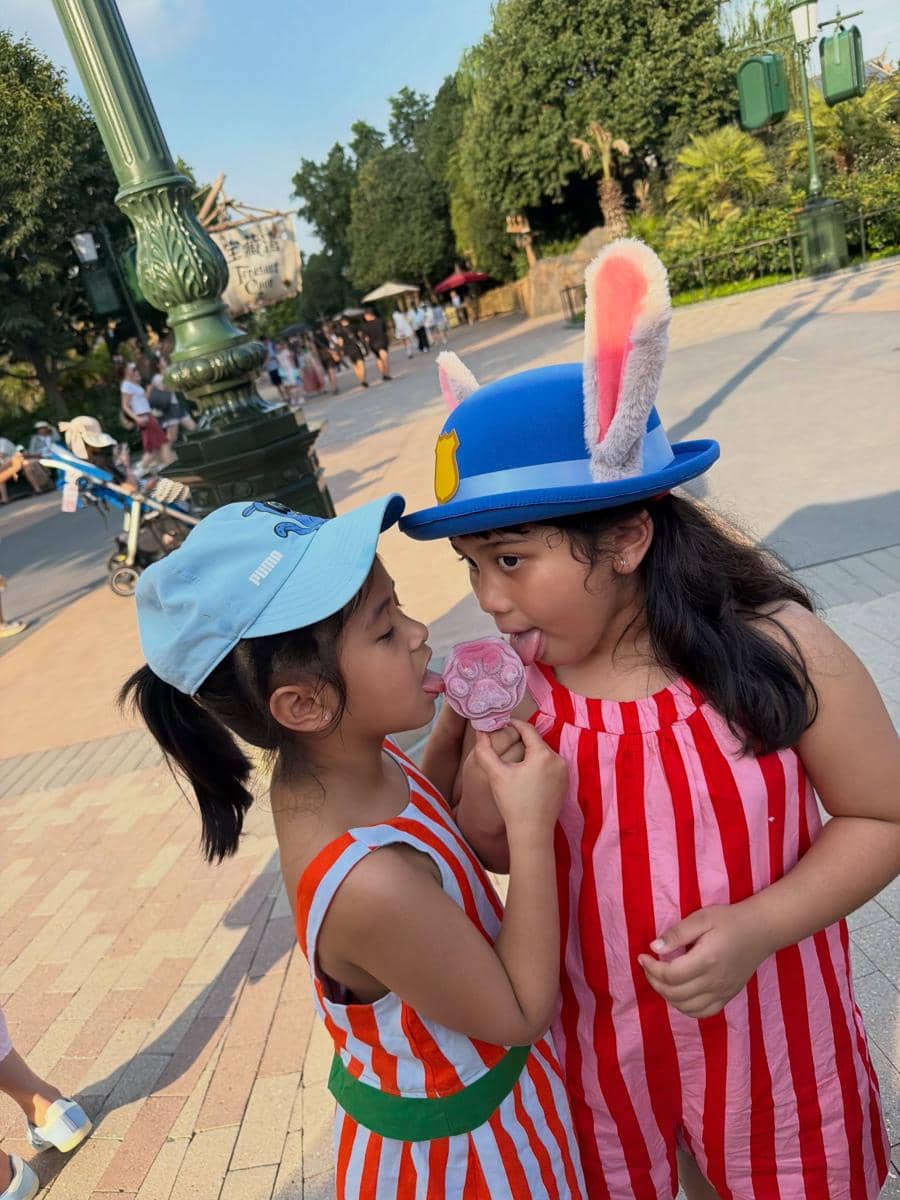 Keluarga Gya Sadiqah liburan di Disneyland Shanghai