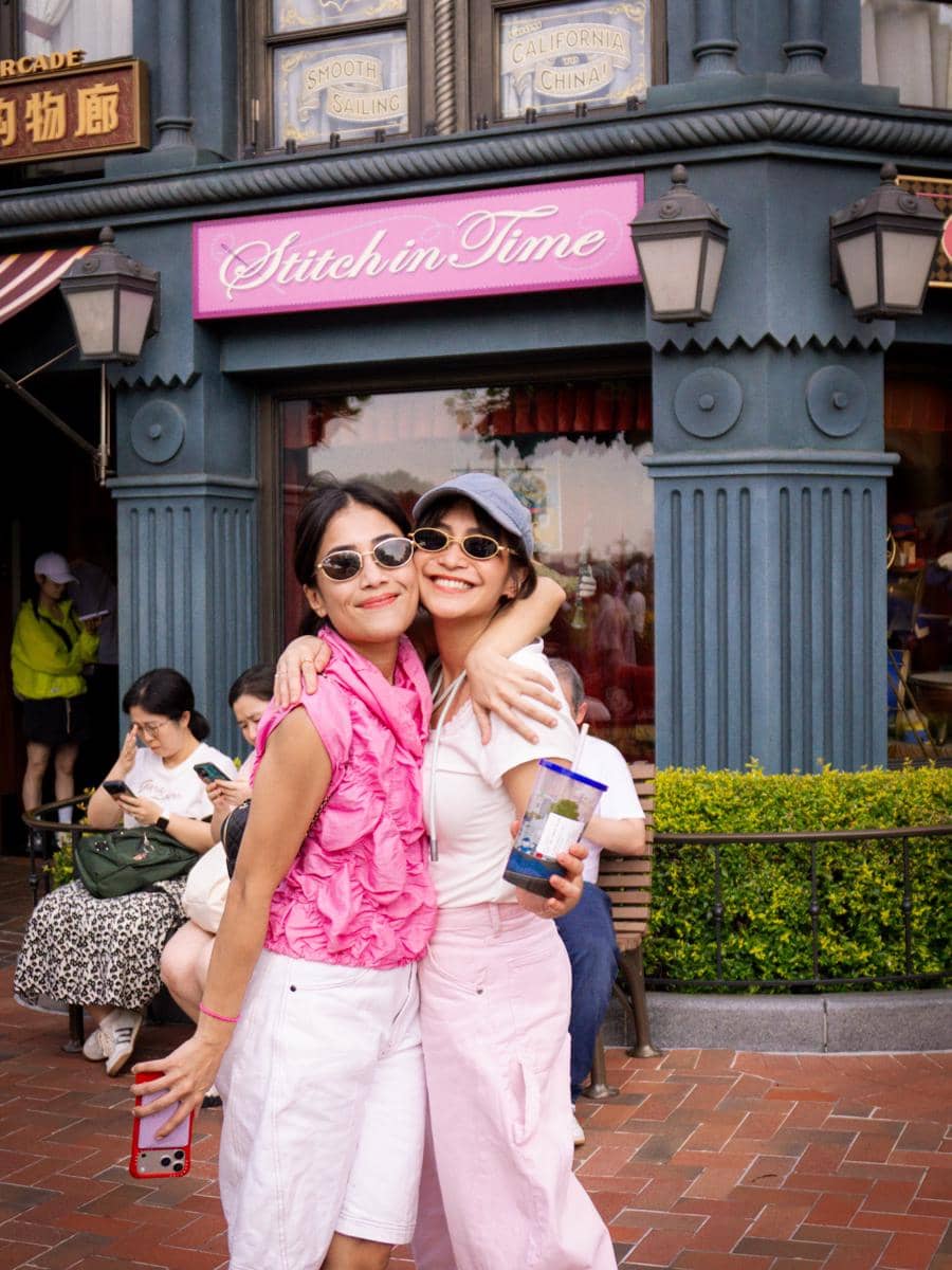 Keluarga Gya Sadiqah liburan di Disneyland Shanghai