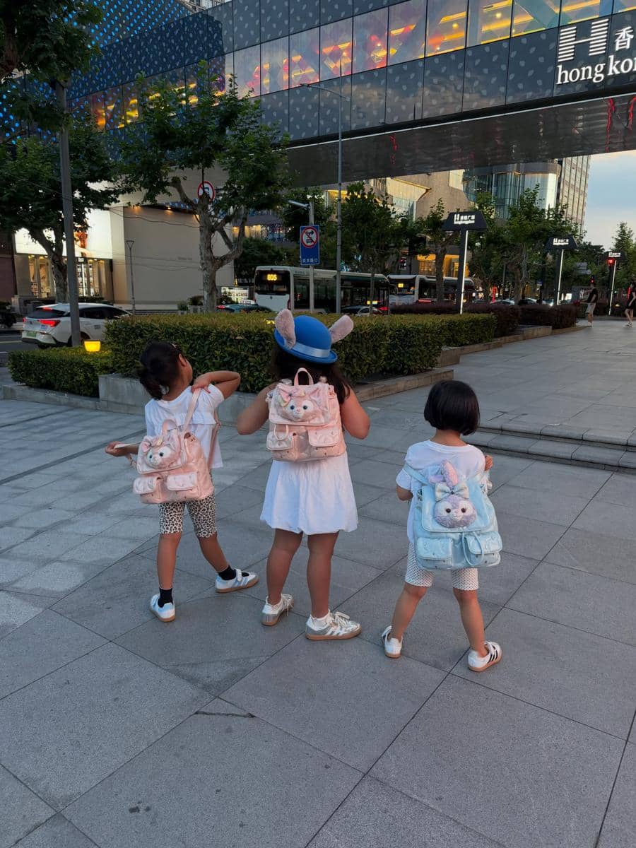 Keluarga Gya Sadiqah liburan di Disneyland Shanghai
