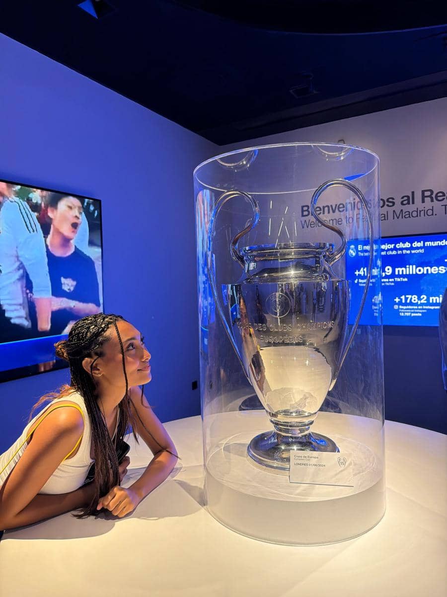Novia Bachmid tur markas Real Madrid di Bernabéu Stadium