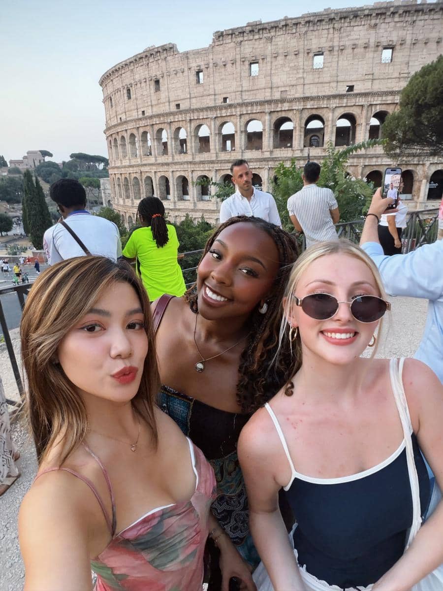 Regina Phoenix pertama kali liburan di Kota Roma