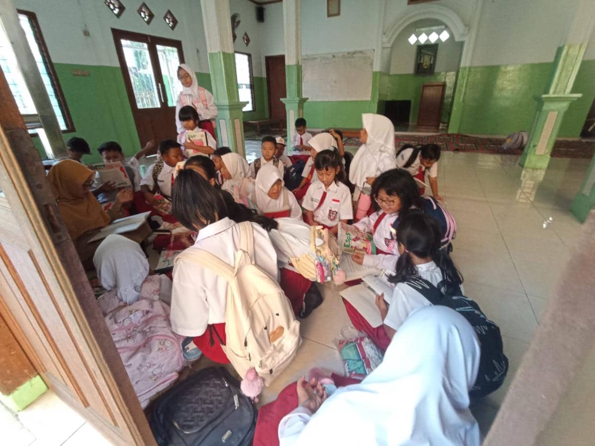 Siswa SD Kebayoran Lama Selatan 09 beraktivitas di sekolah, Senin (20/7/2026).