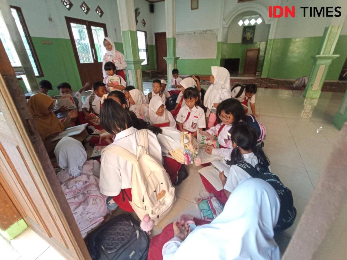 Siswa SD Kebayoran Lama Selatan 09 beraktivitas di sekolah, Senin (20/7/2026).