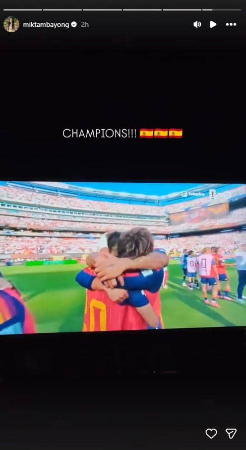 Layar televisi menampilkan pemain tim nasional Spanyol saling berpelukan di stadion setelah memenangkan Piala Dunia 2026.