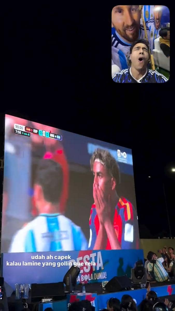 Penonton mengenakan jersey Argentina menonton pertandingan final Piala Dunia 2026 antara Spanyol dan Argentina di layar besar saat acara nonton bareng.