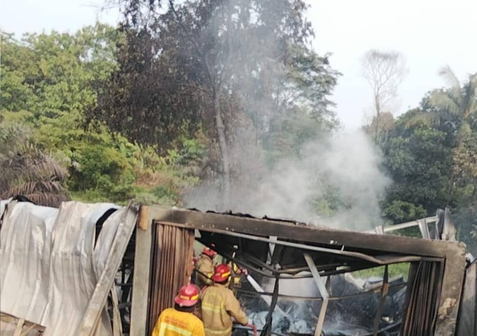 Petugas damkar memadamkan sisa api di puing-puing gudang sparepart motor yang hangus terbakar di Kabupaten Bogor.