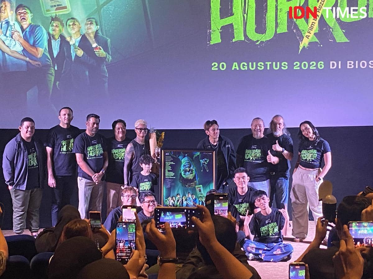 Para pemain dan kru film Harusnya Horror berpose bersama di depan layar promosi saat konferensi pers di Plaza Senayan, Jakarta.
