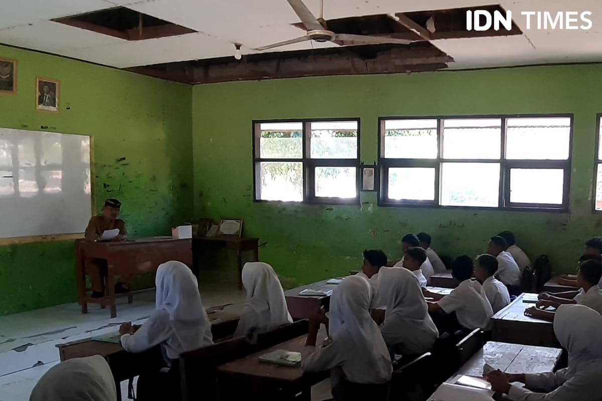 Ratusan Siswa SMP di Ngawi Jalani KBM di Sekolah yang Memprihatinkan