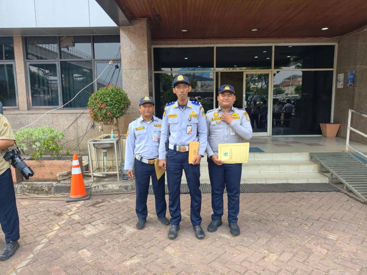 Tiga petugas Dishub DKI mendapatkan penghargaan.