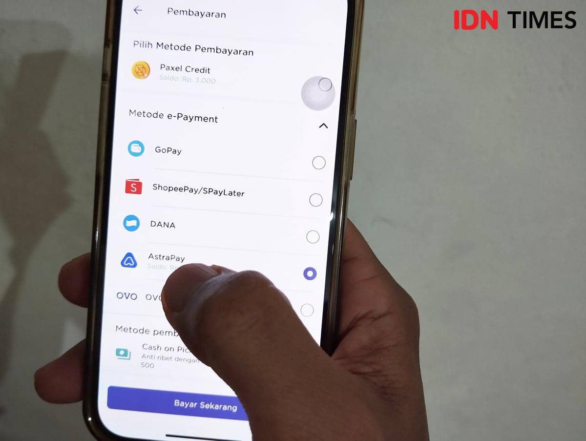 Layanan koneksi Astrapay dengan Paxel yang dimanfaatkan oleh UMKM Rasa yg Berkah. (IDN Times/Dhana Kencana)