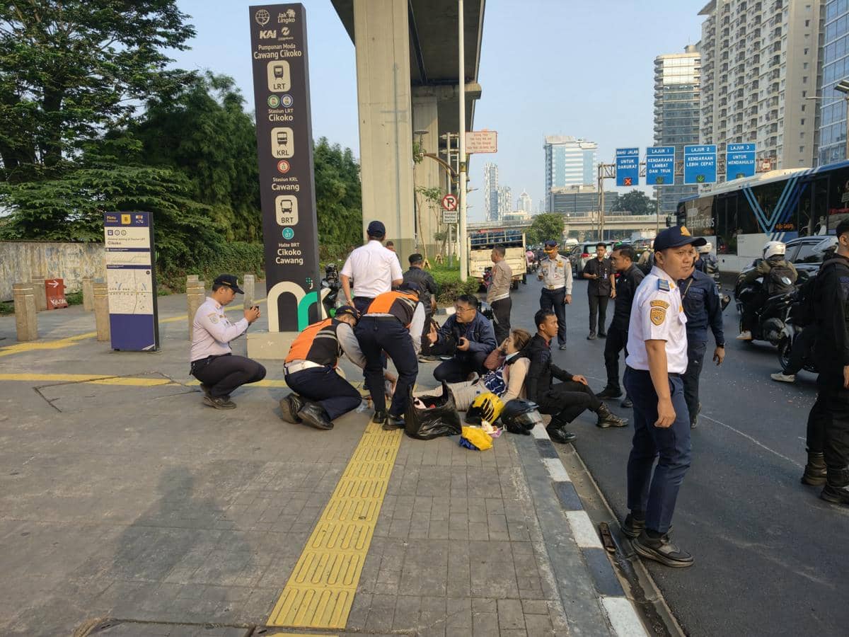 Petugas Dishub DKI evakuasi korban kecelakaan beruntun di Jalan MT Haryono, Senin (20/7/2026).