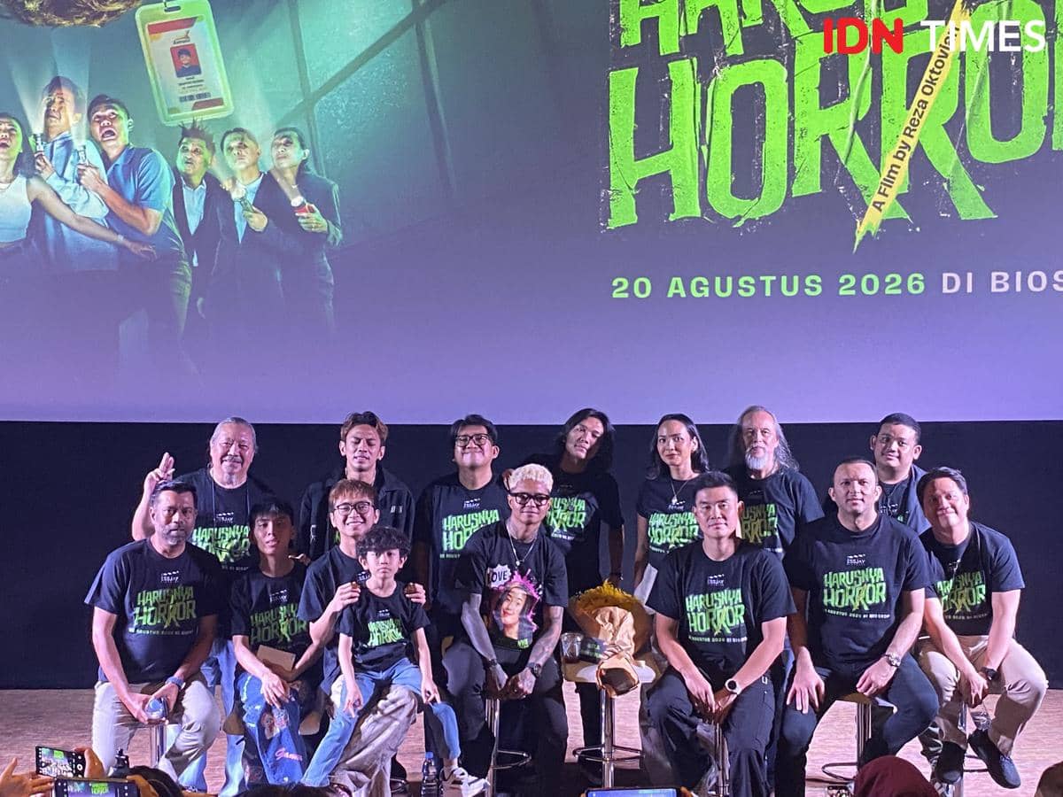 Para pemain dan kru film Harusnya Horror berpose bersama di depan layar promosi saat konferensi pers di Plaza Senayan, Jakarta.