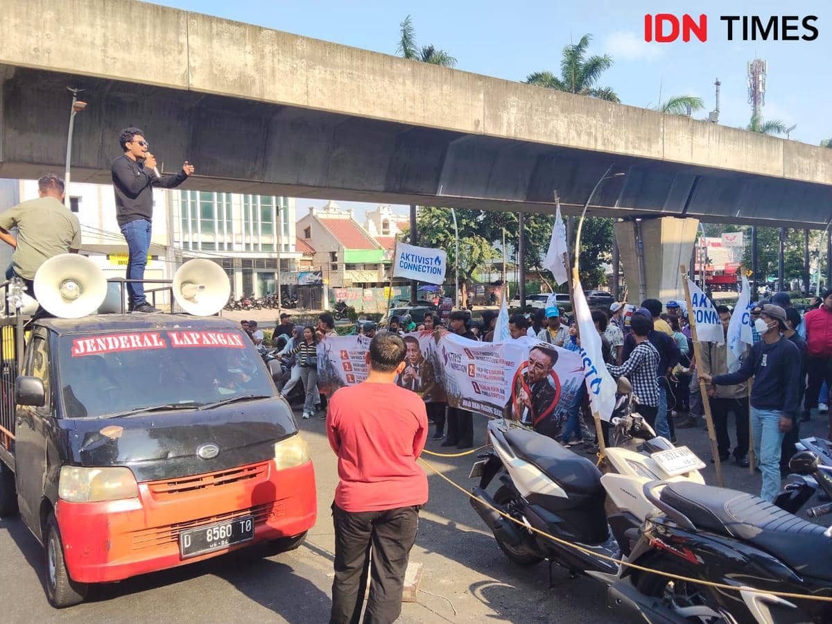 Kantor Hotman Paris di Kelapa Gading Digeruduk Massa Demo