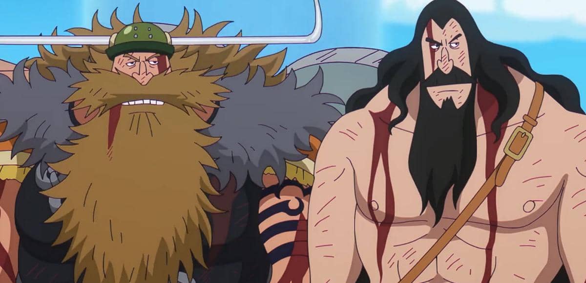 Dua penjaga raksasa dari anime One Piece berdiri berdampingan, salah satunya tampak terluka dengan darah di tubuhnya.