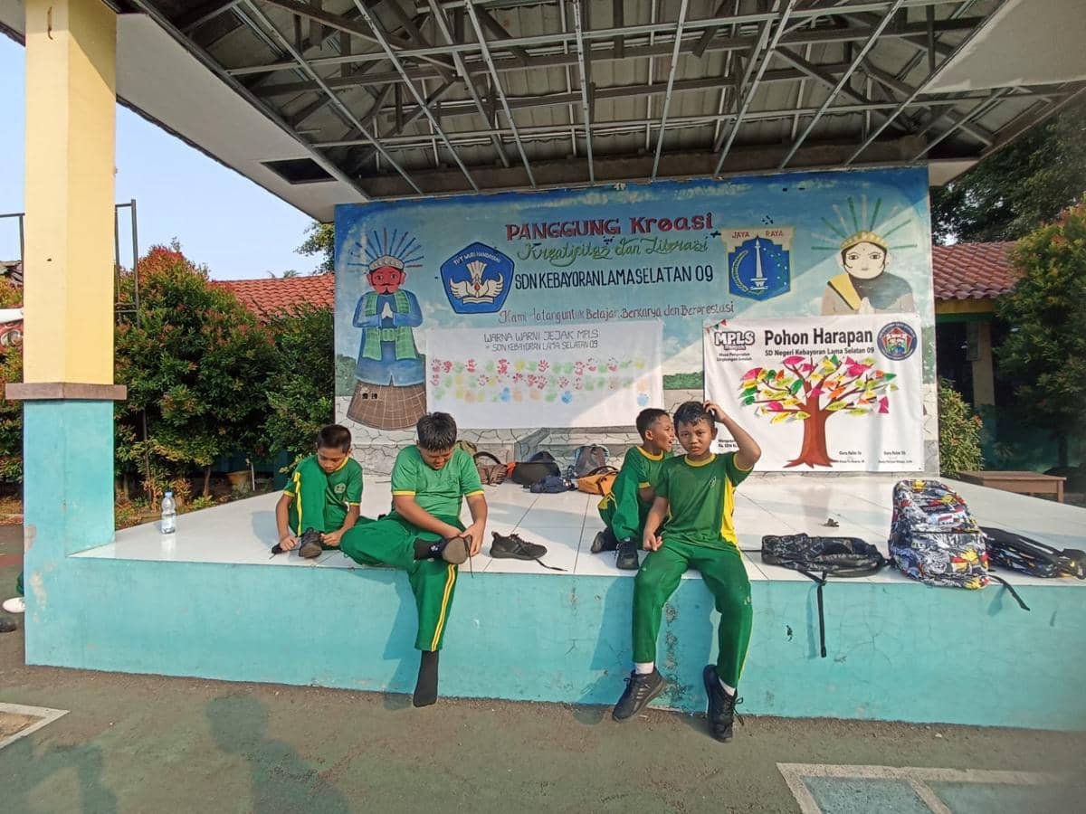Siswa SD Kebayoran Lama Selatan 09 beraktivitas di sekolah, Senin (20/7/2026).